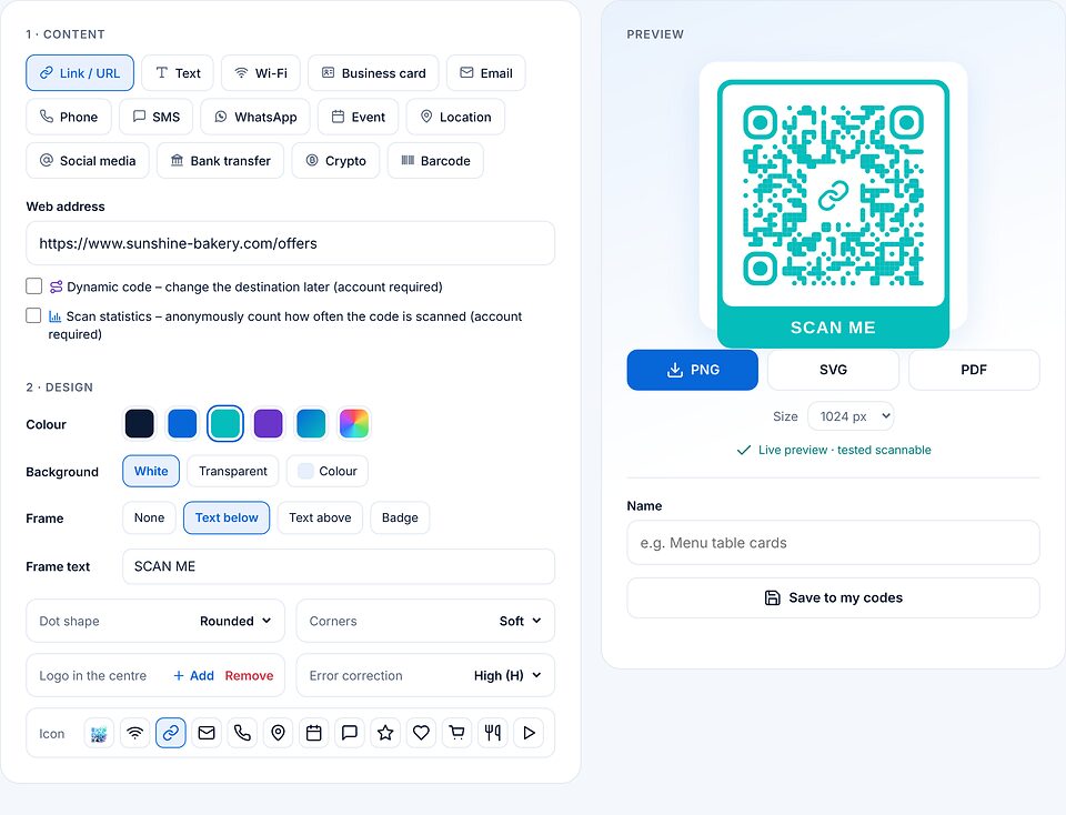 Página Crear: dirección web introducida, color verde azulado, marco «Texto debajo» con SCAN ME y un símbolo de enlace en el centro; a la derecha la vista previa con los botones de descarga PNG, SVG y PDF.