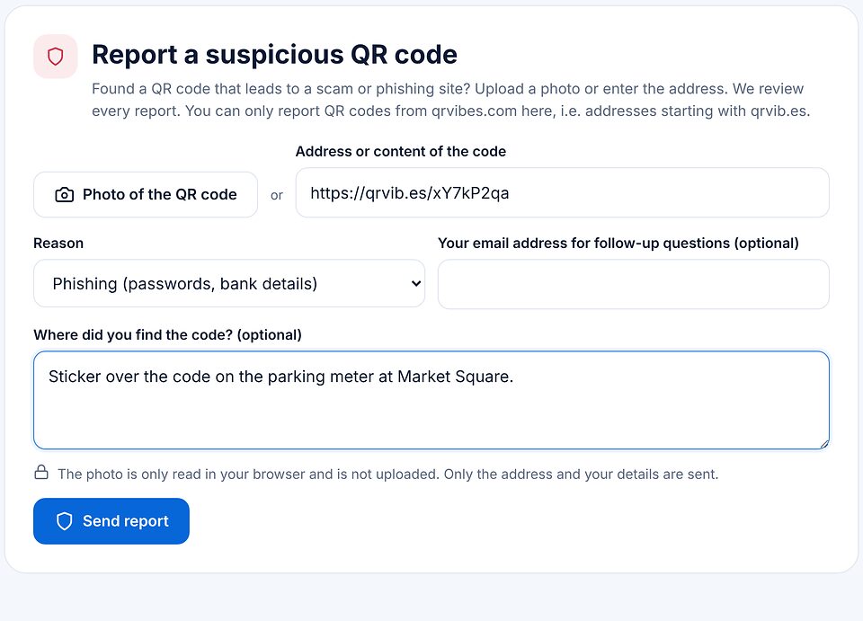 Formulario para denunciar un código QR sospechoso con dirección, motivo phishing, lugar donde se encontró y el botón de enviar.